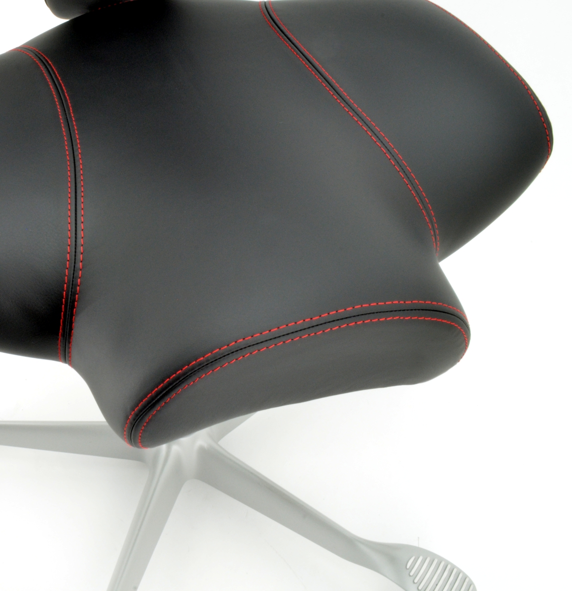 Drehstuhl Capisco 8106 - Antigo Soft Leder schwarz, Ziernaht rot - HAG